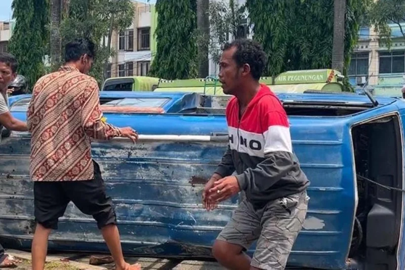 Diduga Ngebut Angkot Terbalik di Medan, Sopir Alami Luka