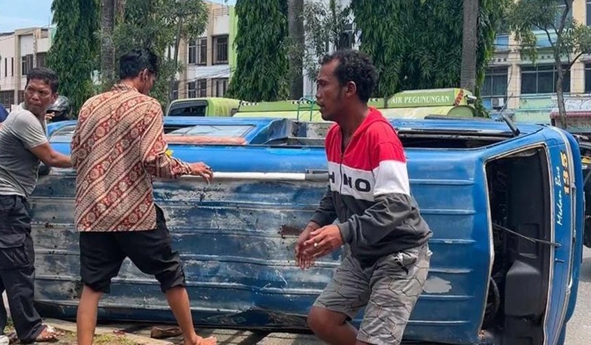 Diduga-Ngebut-Angkot-Terbalik-di-Medan,-Sopir-Alami-Luka