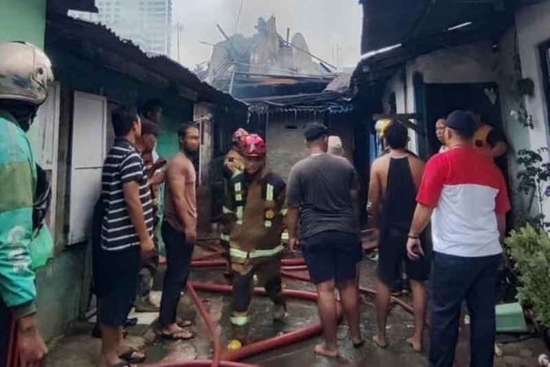 Kebakaran di Tengah Pemukiman Padat, Medan Timur Geger!