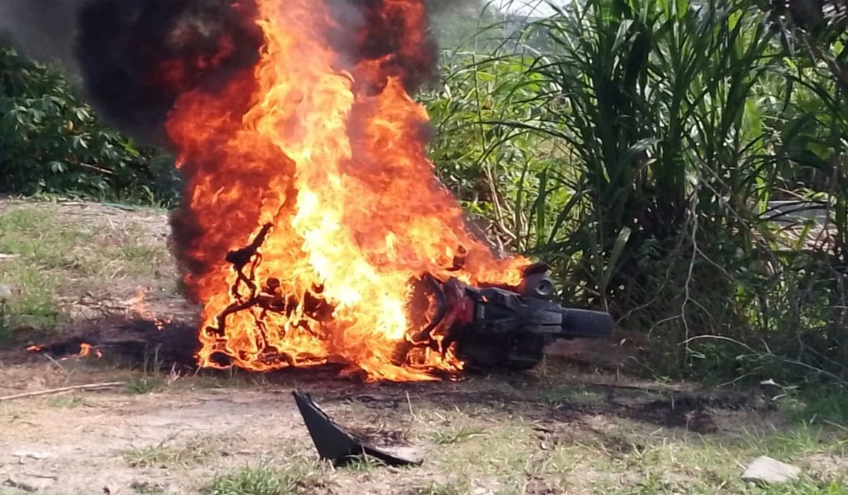 Kepergok Mencuri, 2 Maling di Deli Serdang Diamuk Massa, Motor Dibakar