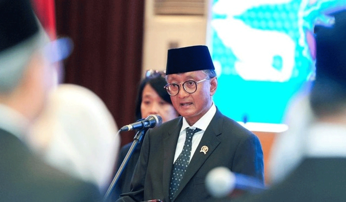 Pemerintah mempercepat pembangunan di Kota Medan menjadi bagian asal program prioritas nasional buat mendorong pertumbuhan ekonomi. Melalui pengembangan infrastruktur, konektivitas, serta dukungan terhadap sektor industri serta UMKM, Medan diarahkan menjadi kota terbaru serta berdaya saing tinggi. Sinergi antara pemerintah pusat, daerah, dan masyarakat diharapkan mempercepat terwujudnya kota maju dan inklusif di Sumatera Utara. Dibawah ini Anda bisa melihat berbagai informasi menarik lainnya tentang seputaran Info Kejadian Medan. Pemerintah Meningkatkan Pembangunan Medan Menteri Pekerjaan umum (PU) mengumumkan skema prioritas pembangunan nasional yg sebagai landasan primer pemerintahan Presiden Prabowo Subianto. dalam pernyataan resminya, Menteri PU menegaskan pentingnya akselerasi pengembangan infrastruktur. Pernyataan Menteri PU menyoroti bahwa pembangunan infrastruktur bukan hanya soal fisik jalan atau gedung, melainkan pula bagian dari strategi akbar buat meningkatkan layanan publik serta kualitas hayati rakyat. Proyek besar meliputi jaringan transportasi, air bersih, sanitasi, dan energi, yg diintegrasikan. Lebih berasal itu, Kementerian PU pula menekankan pentingnya dukungan Pemerintah Daerah serta warga pada proses ini. Sinergi tersebut dibutuhkan mampu membentuk pembangunan yang inklusif, yg tidak hanya mempercepat pertumbuhan ekonomi. Medan Menjadi Pusat Ekonimi wilayah Kota Medan masuk pada daftar 50 kota prioritas menggunakan perhatian spesifik karena kiprah strategisnya menjadi sentra ekonomi terbesar pada Sumatra Utara dan daerah sekitarnya. berdasarkan Menteri PU, Medan memiliki potensi akbar menjadi penggerak pertumbuhan regional dengan akses transportasi yang menjadi kunci primer. dengan meningkatnya konektivitas serta fasilitas publik yg memadai, Medan diperlukan mampu menyampaikan dampak positif yang meluas ke daerah sekitarnya. Pembangunan juga didesain buat mendukung kawasan industri serta perjuangan mungil menengah supaya berkembang lebih maksimal . Selain pembangunan fisik, Medan jua menerima perhatian dalam aspek sosial serta ekonomi. Pemerintah menargetkan peningkatan kualitas pendidikan dan kesehatan, dan penyediaan ruang terbuka hijau sebagai wujud kota yang nyaman buat dihuni. Baca Juga: Tanggul Parit Jebol, Banjir Rendam Rumah Warga Medan Pendekatan Mentri Untuk Membngun Manajemen pembangunan dalam 50 kota prioritas tadi dirancang secara terpadu dengan melibatkan aneka macam sektor dan lapisan pemerintah. Menteri PU menyatakan, keberhasilan program ini sangat bergantung pada koordinasi serta kerja sama lintas sektor mulai dari pemerintah sentra, wilayah, sampai partikelir. Penerapan teknologi smart city mulai digalakkan buat mengoptimalkan pengelolaan asal daya dan pelayanan publik. Selain itu, kapasitas asal daya manusia pada pengelolaan proyek juga terus ditingkatkan melalui pelatihan dan pengembangan kompetensi. Pendekatan ini juga menempatkan keberlanjutan lingkungan menjadi prioritas supaya pembangunan tidak Mengganggu ekosistem alam. Pemerintah menekankan penerapan standar lingkungan pada setiap proyek pembangunan sehingga bisa berkontribusi pada pemeliharaan. Harapan dan Instelasi Pembangunan Menteri PU mengakui adanya berbagai tantangan dalam pelaksanaan pembangunan akbar-besaran ini. Mulai dari hambatan teknis, regulasi, hingga dinamika sosial yang mesti dijembatani. buat itu, pemerintah menyiapkan prosedur pengawasan ketat serta sistem evaluasi. Partisipasi aktif warga juga disebut sangat penting dalam mengklaim keberhasilan program pembangunan ini. Aspirasi asal lapisan bawah menjadi bahan evaluasi yang sangat berharga buat pemugaran berkelanjutan. Keterbukaan serta komunikasi 2 arah diprioritaskan. dengan semangat transformasi dan sinergi seluruh elemen bangsa, Menteri PU optimistis pembangunan pada 50 kota prioritas ini mampu sebagai tonggak maju Indonesia menuju masa depan yang lebih sejahtera dan berdikari. Pemerintah terus bertekad mewujudkan visi pembangunan yg inklusif dan berkualitas demi kemajuan masyarakat dan bangsa. Simak berita update lainnya tentang Medan dan sekitarnya secara lengkap tentunya terpercaya hanya di Info Kejadian Medan. Sumber Informasi Gambar: Gambar Pertama dari  Gambar Kedua dari