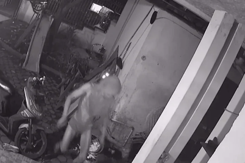 Pencuri Berkolor Kabur Panik, Aksinya di Medan Terekam CCTV