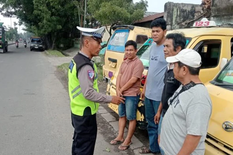 Sat Lantas Belawan Edukasi Supir Angkot Demi Keselamatan Jalan Raya Sat Lantas Belawan Edukasi Supir Angkot Demi Keselamatan Jalan Raya