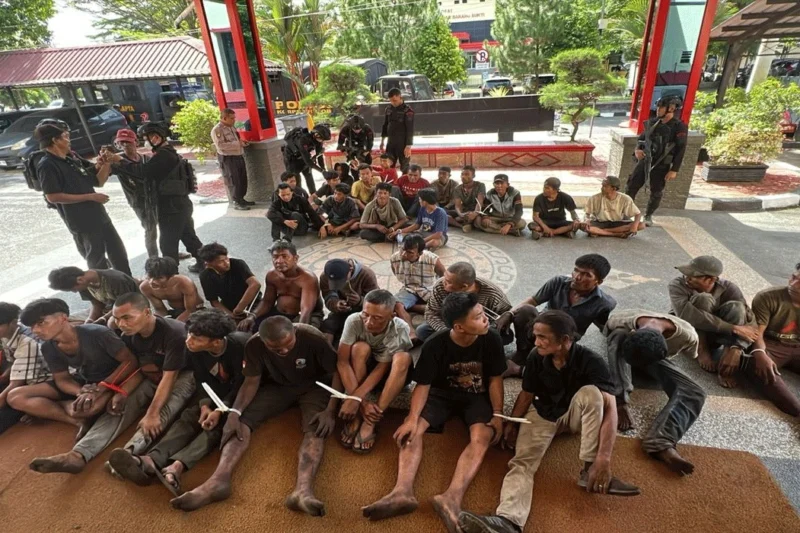 21 Pelaku Penjarahan Besi Pabrik Rp 1,5 Miliar Di Medan Bebas Dari Hukuman Penjara 21 Pelaku Penjarahan Besi Pabrik Rp 1,5 Miliar Di Medan Bebas Dari Hukuman Penjara