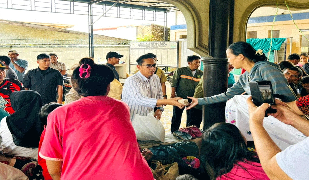 Wali Kota Rico Waas Turun Langsung Salurkan Bantuan Logistik Bagi Pengungsi Banjir di Medan