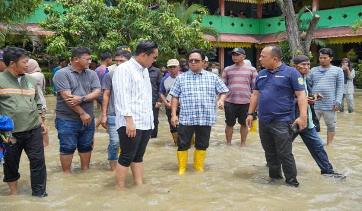 Wali Kota Rico Waas Turun Langsung Salurkan Bantuan Logistik Bagi Pengungsi Banjir di Medan