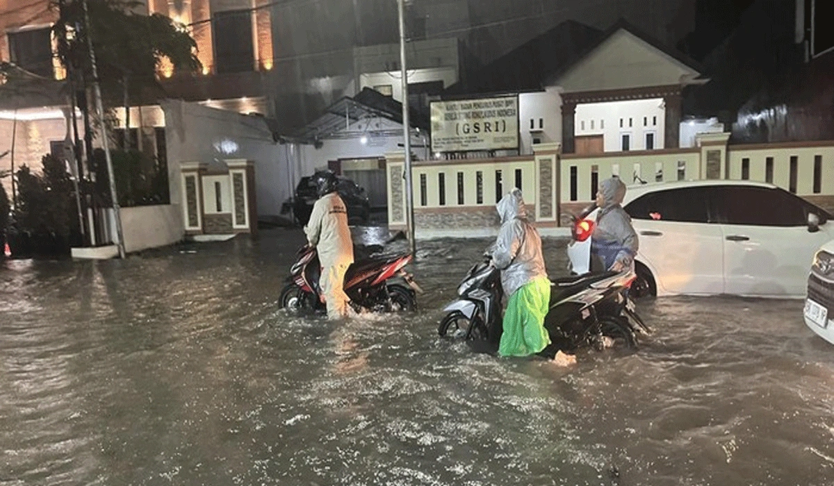 Hujan Deras Lumpuhkan Kota Medan: Jalan Tergenang, Kendaraan Pada Mogok