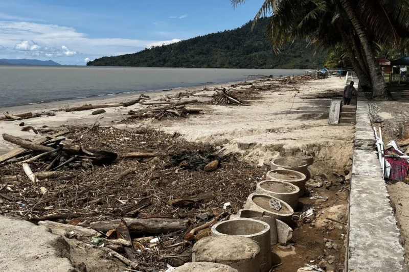 Pantai Pandan Tapanuli Tengah Tergenang Kayu dan Air Cokelat