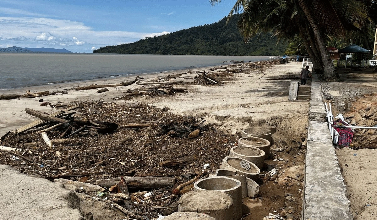 Pantai Pandan Tapanuli Tengah Tergenang Kayu dan Air Cokelat