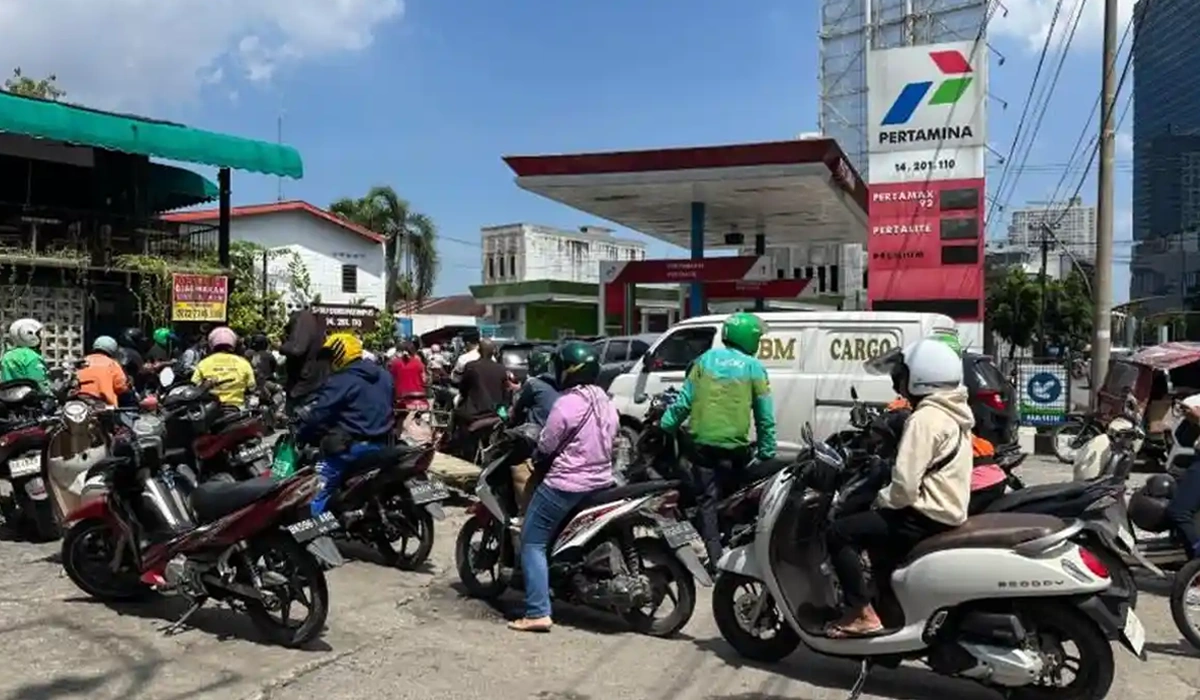 Antrean-Mengular-Sejak-Dini-Hari (1)